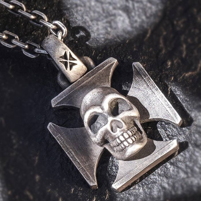 Silver Skull On Cross Patty Pendant Necklace